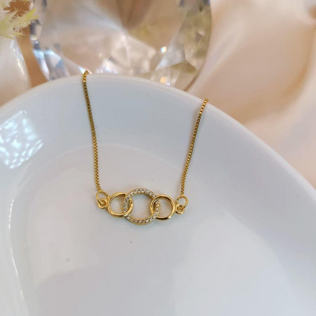 COLAR COM 3 CIRCULOS LISOS E O DO MEIO CRAVEJADO EM MICRO ZIRCONIA VAZADOS