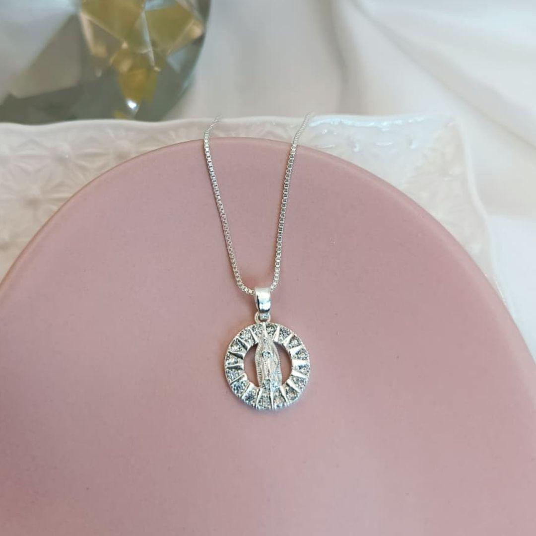 COLAR COM NOSSA SENHORA NO MEIO CRAVEJADO EM MICRO ZIRCONIA AO REDOR