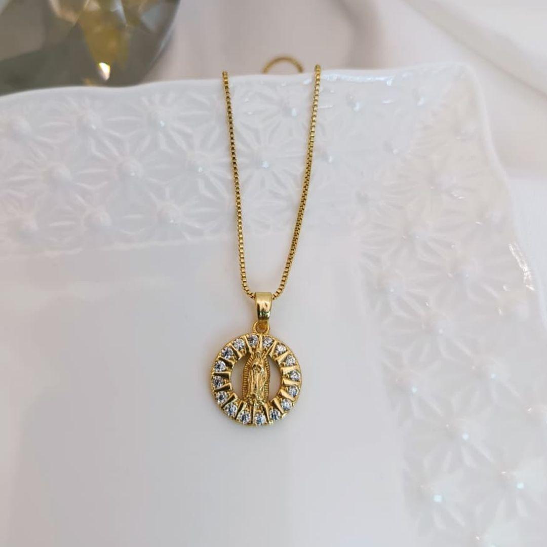 COLAR COM NOSSA SENHORA NO MEIO CRAVEJADO EM MICRO ZIRCONIA AO REDOR