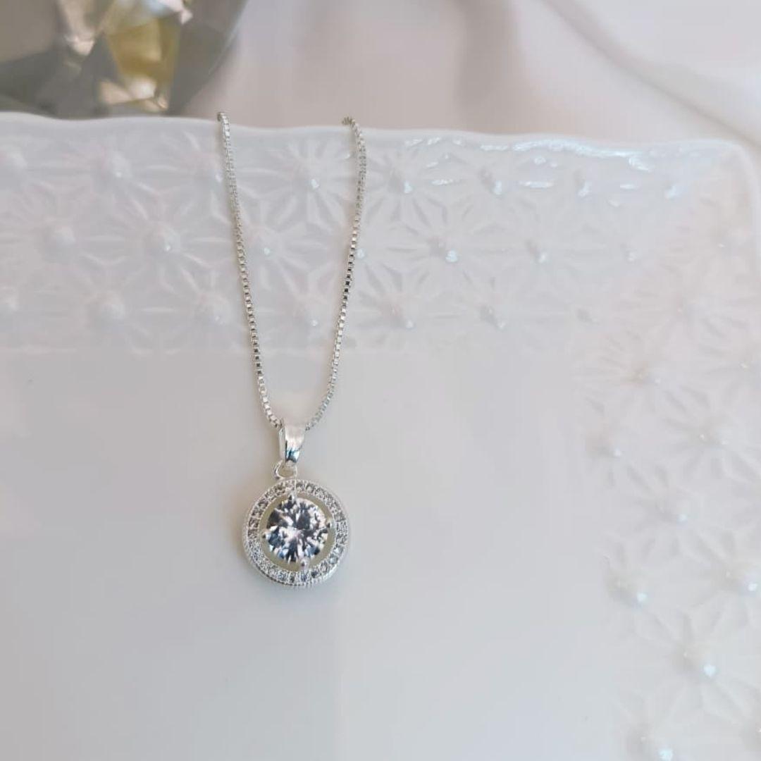 COLAR COM PEDRA DE ZIRCONIA NO MEIO E CRAVEJADO EM MICRO ZIRCONIA AO REDOR