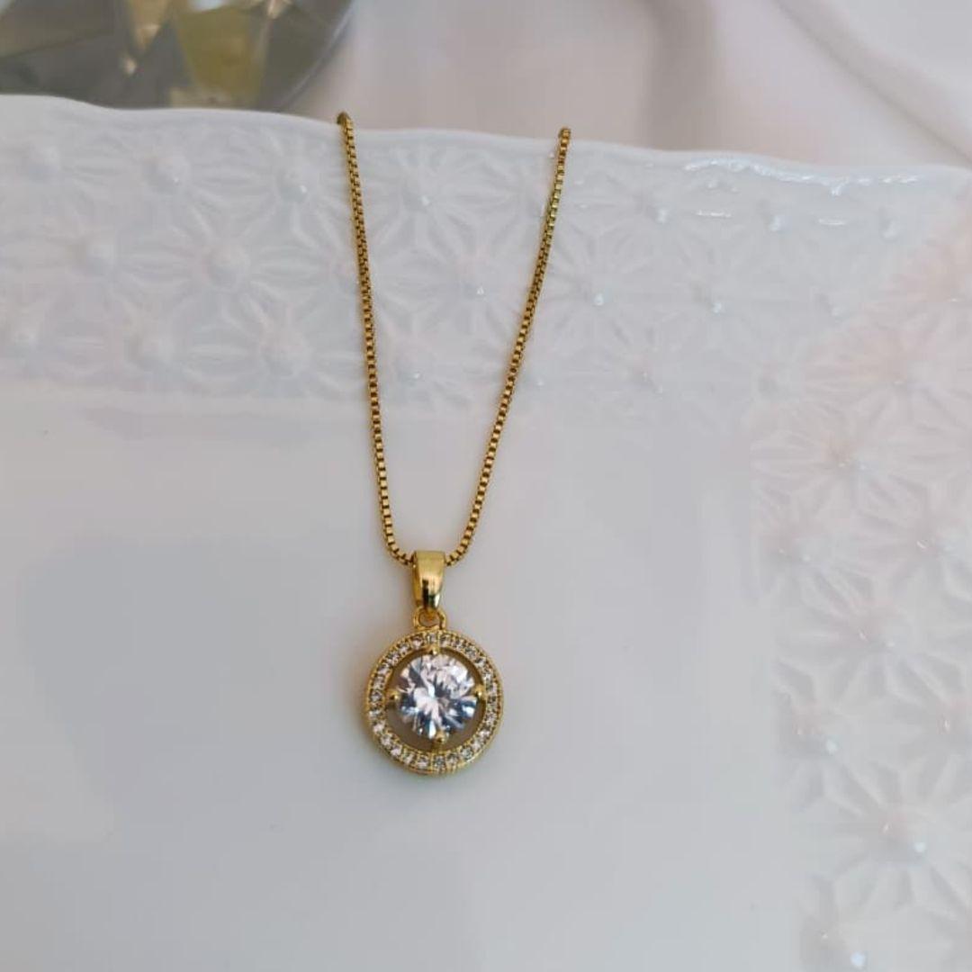 COLAR COM PEDRA DE ZIRCONIA NO MEIO E CRAVEJADO EM MICRO ZIRCONIA AO REDOR
