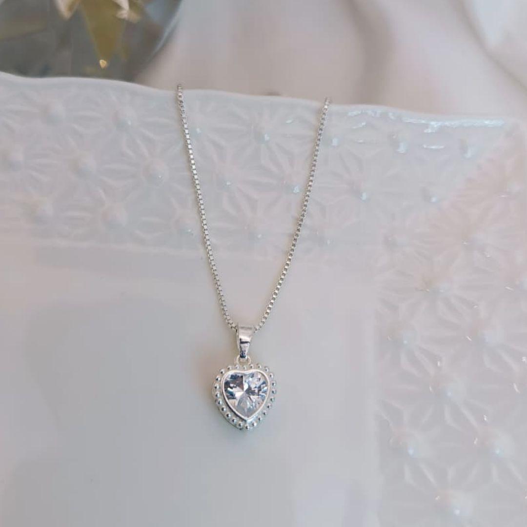 COLAR CORAÇÃO COM PEDRA DE ZIRCONIA NO MEIO