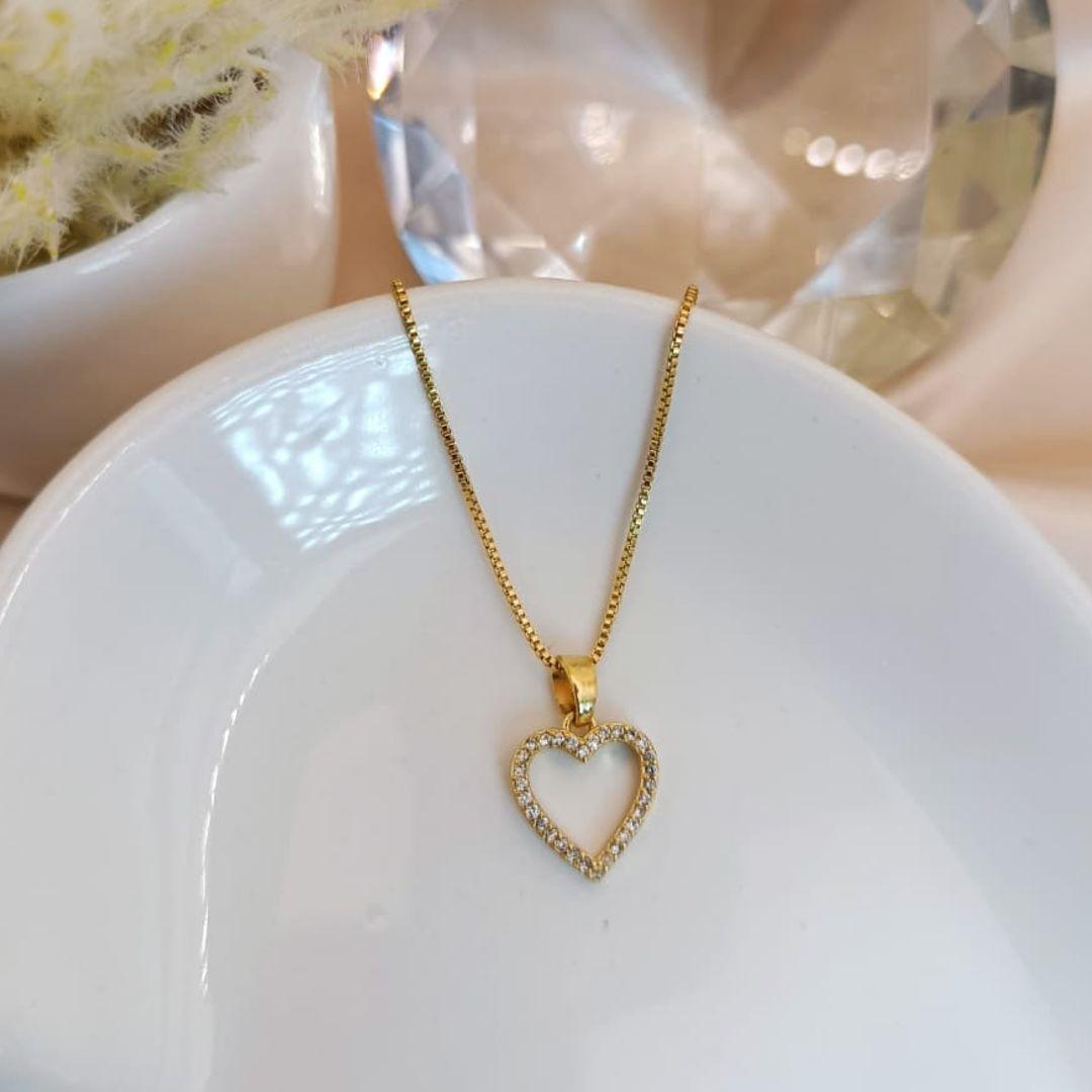 COLAR CORAÇÃO VAZADO CRAVEJADO EM MICRO ZIRCONIA  AO REDOR
