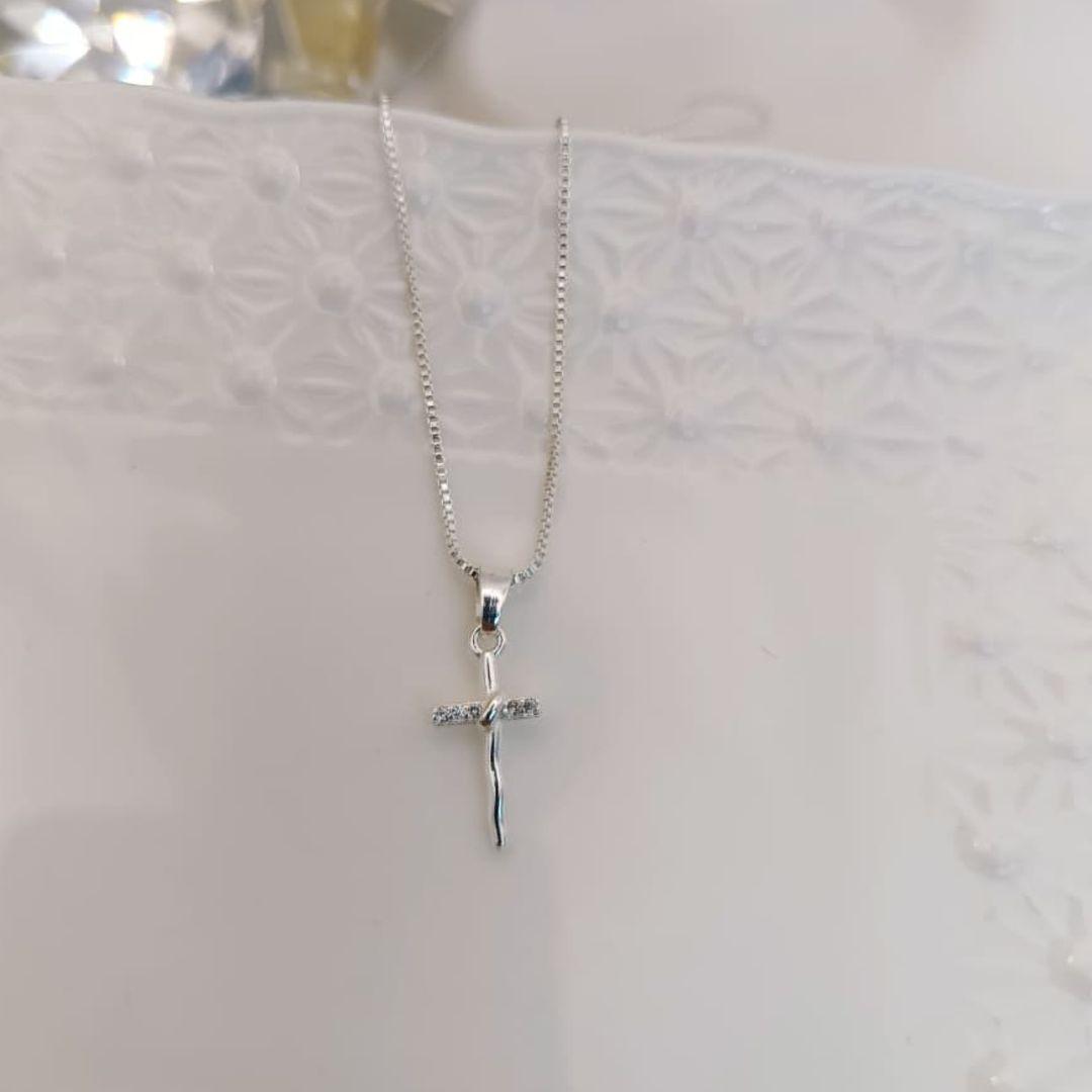 COLAR CRUCIFIXO CRAVEJADO EM ZIRCONIA NO MEIO