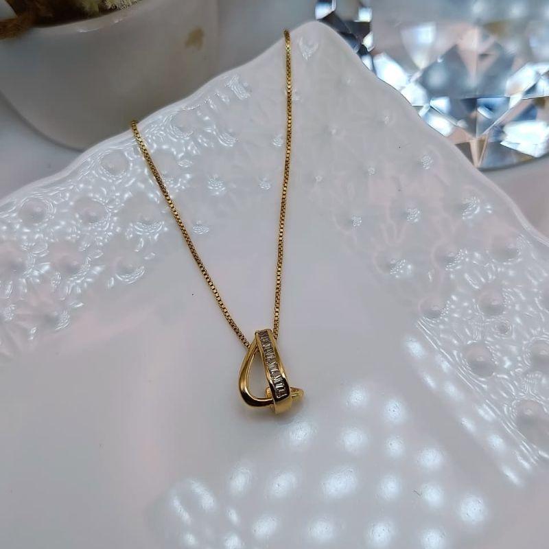 COLAR EM FORMA DE GOTA COM 2 LADOS UM LISO E OUTRO CRAVEJADO EM MICRO ZIRCONIA QUADRADAS