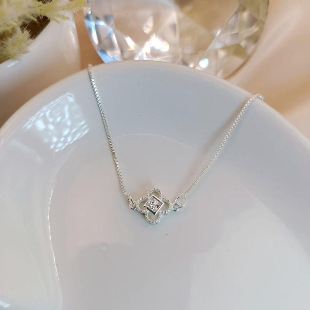 COLAR FLOR COM PEDRA DE ZIRCONIA QUADRADA NO MEIO