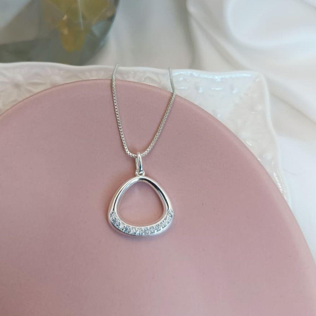 COLAR FORMA DE GOTA LARGA CRAVEJADO EM MICRO ZIRCONIA NA PARTE DE BAIXO