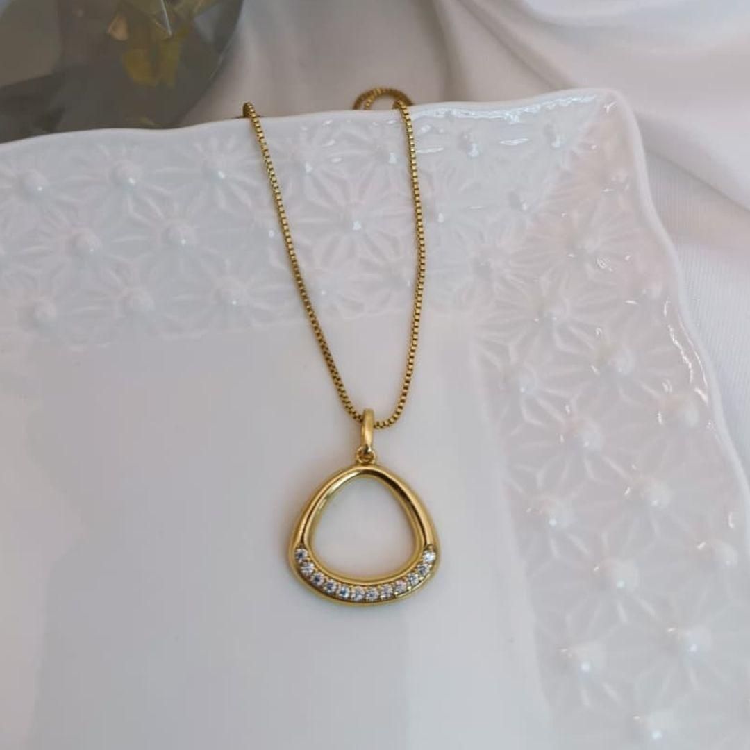 COLAR FORMA DE GOTA LARGA CRAVEJADO EM MICRO ZIRCONIA NA PARTE DE BAIXO