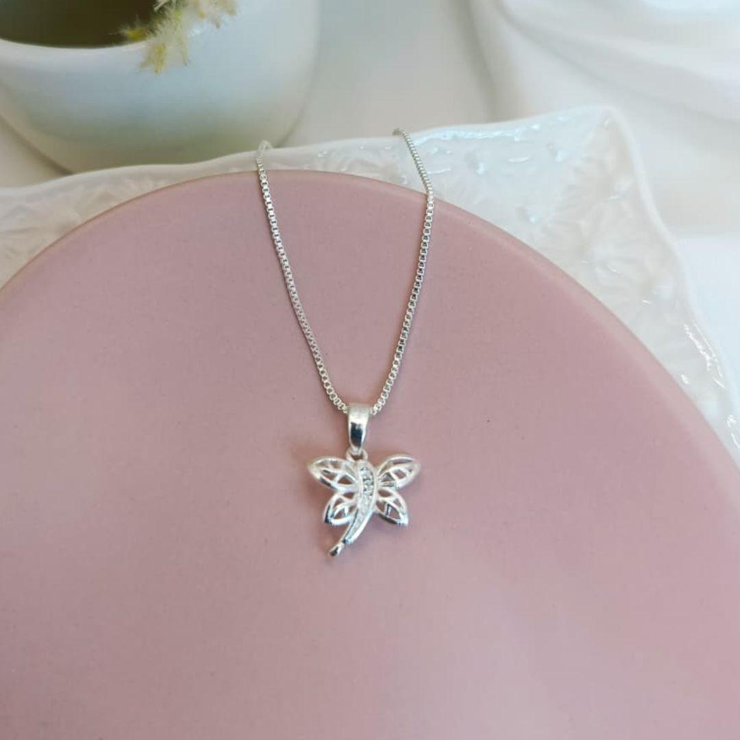 COLAR LIBELULA CRAVEJADO EM MICRO ZIRCONIA  NO MEIO