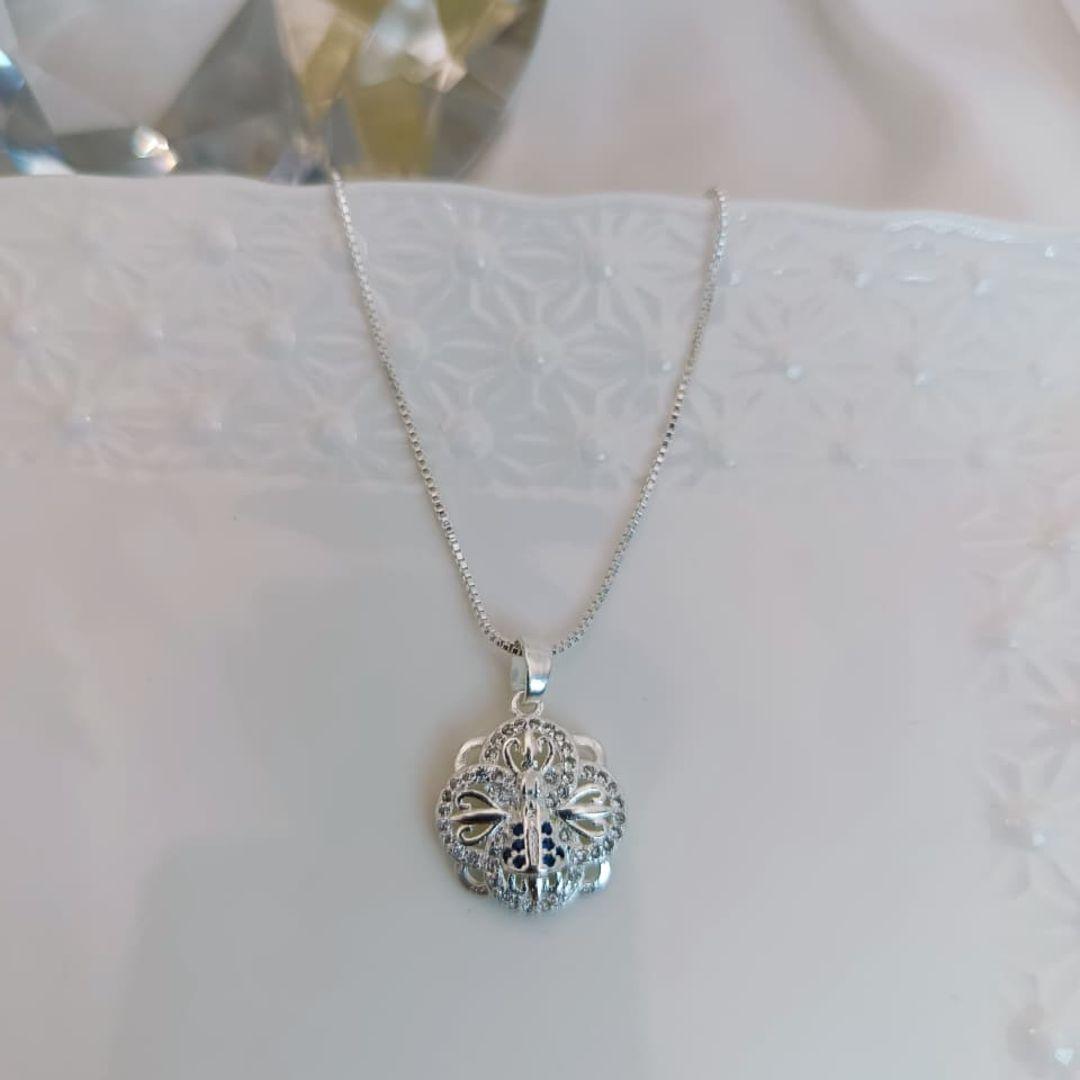 COLAR NOSSA SENHORA COM FLOR ATRAS CRAVEJADO EM MICRO ZIRCONIA