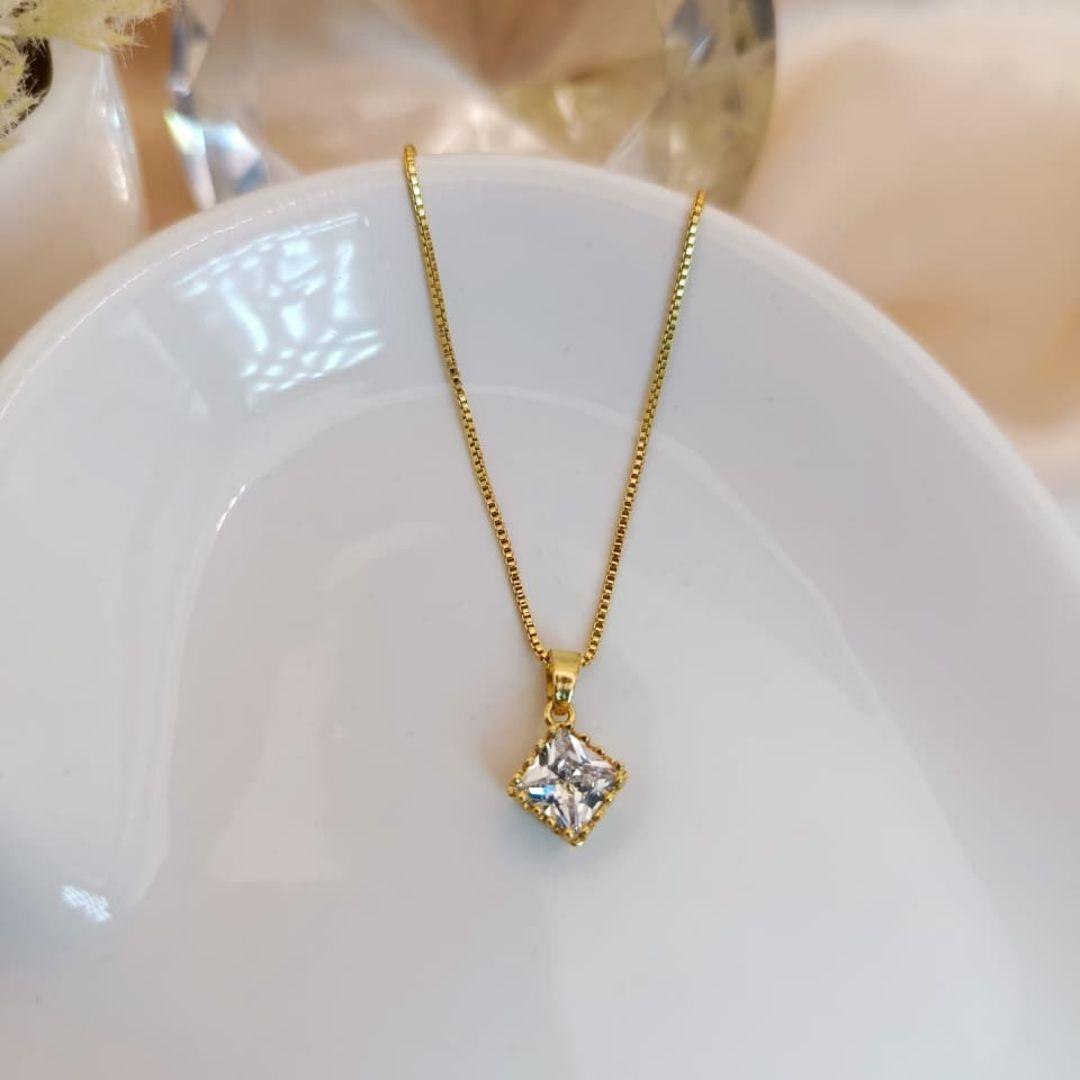 COLAR QUADRADO E PREDRA DE ZIRCONIA NO MEIO
