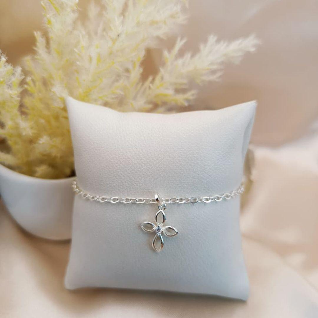 PULSEIRA COM CRUR EM FORMA OVAL VAZADA E PONTO DE LUZ NO MEIO