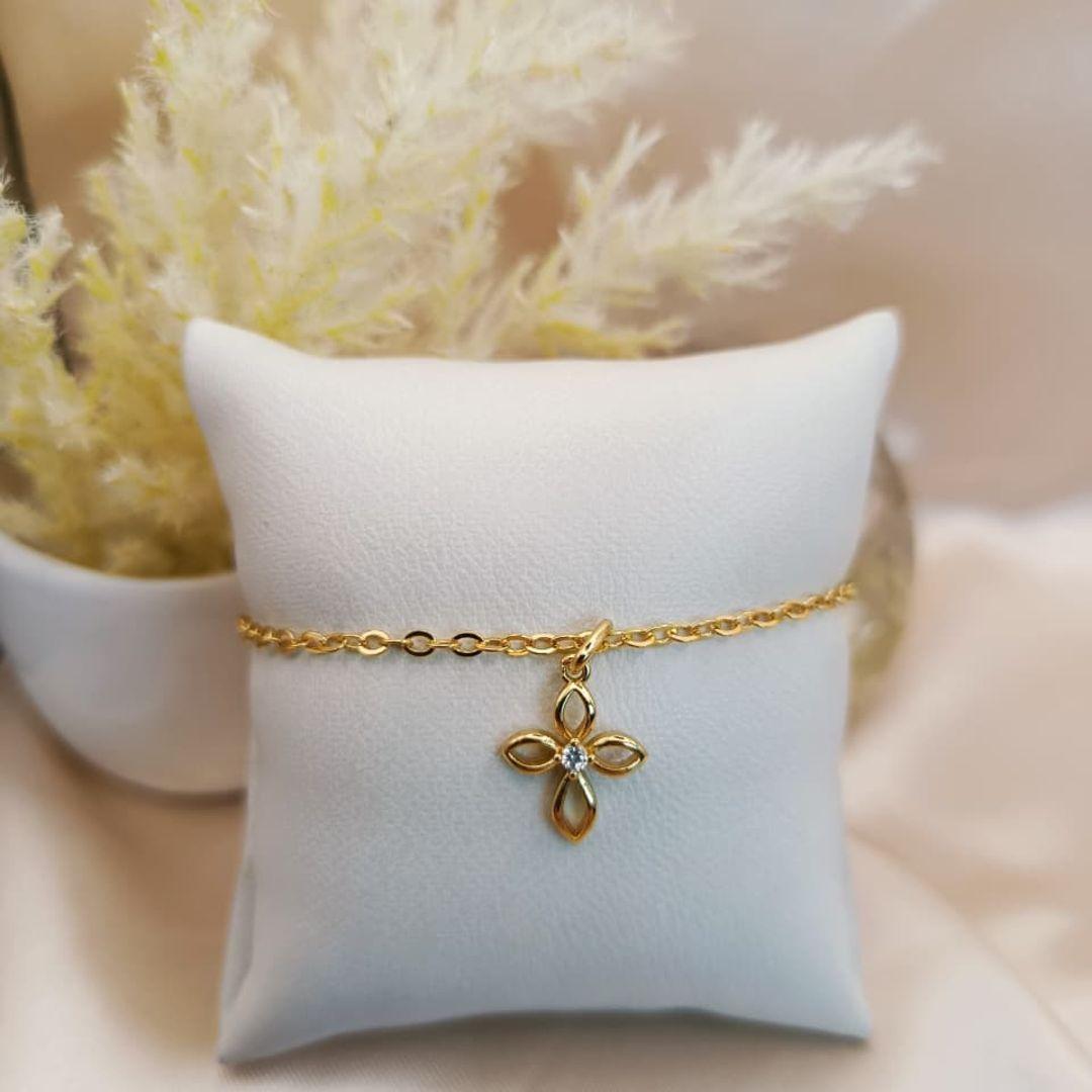 PULSEIRA COM CRUR EM FORMA OVAL VAZADA E PONTO DE LUZ NO MEIO