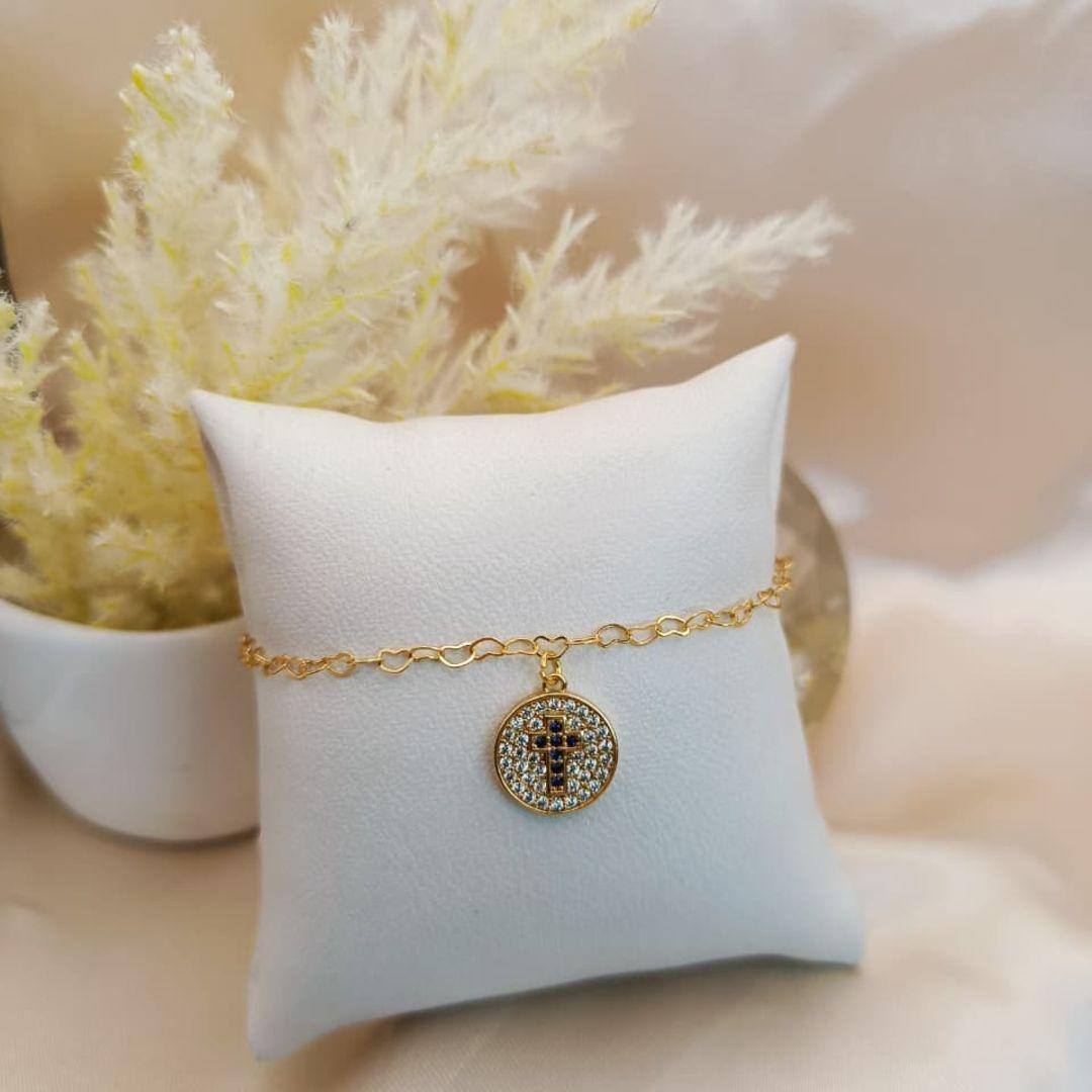 PULSEIRA COM PLACA REDONDA E CRUZ NO MEIO CRAVEJADO EM MICRO ZIRCONIA AZUL