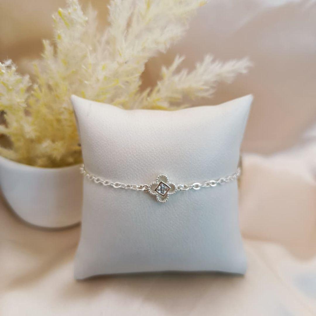 PULSEIRA TREVO VAZADO COM PEDRA QUADRADA DE ZIRCONIA NO MEIO
