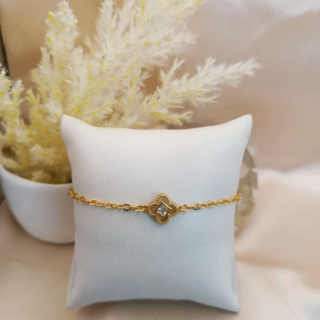 PULSEIRA TREVO VAZADO COM PEDRA QUADRADA DE ZIRCONIA NO MEIO