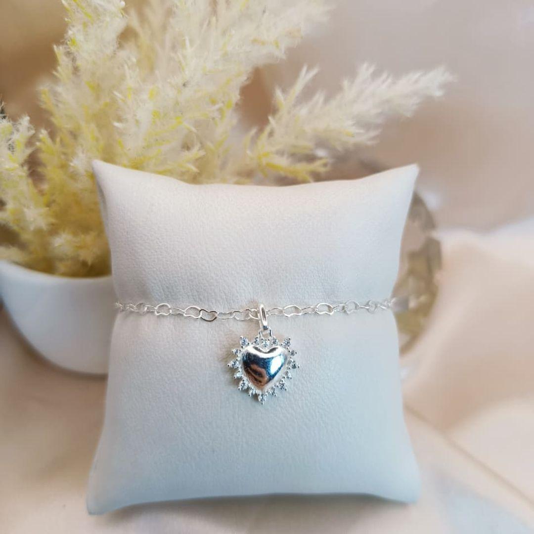 PULSERIA COM CORAÇÃO LISO E PEDRAS DE MICRO ZIRCONIA AO REDOR